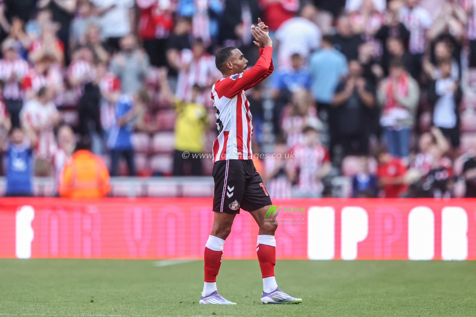 Wilson Isidor of Sunderland celebrates the win with the fans during the Premier League match Sunderland vs West Ham United at Stadium Of Light, Sunderland, United Kingdom, 16th August 2025

(Photo by Alfie Cosgrove/News Images)