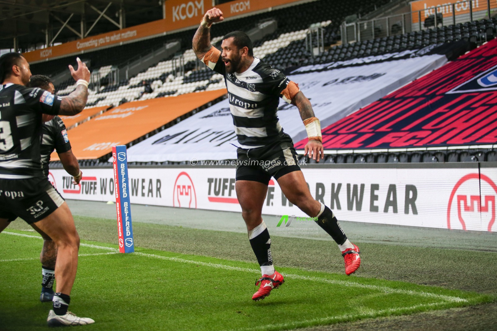 Manu Ma'u (12) of Hull FC celebrates his try