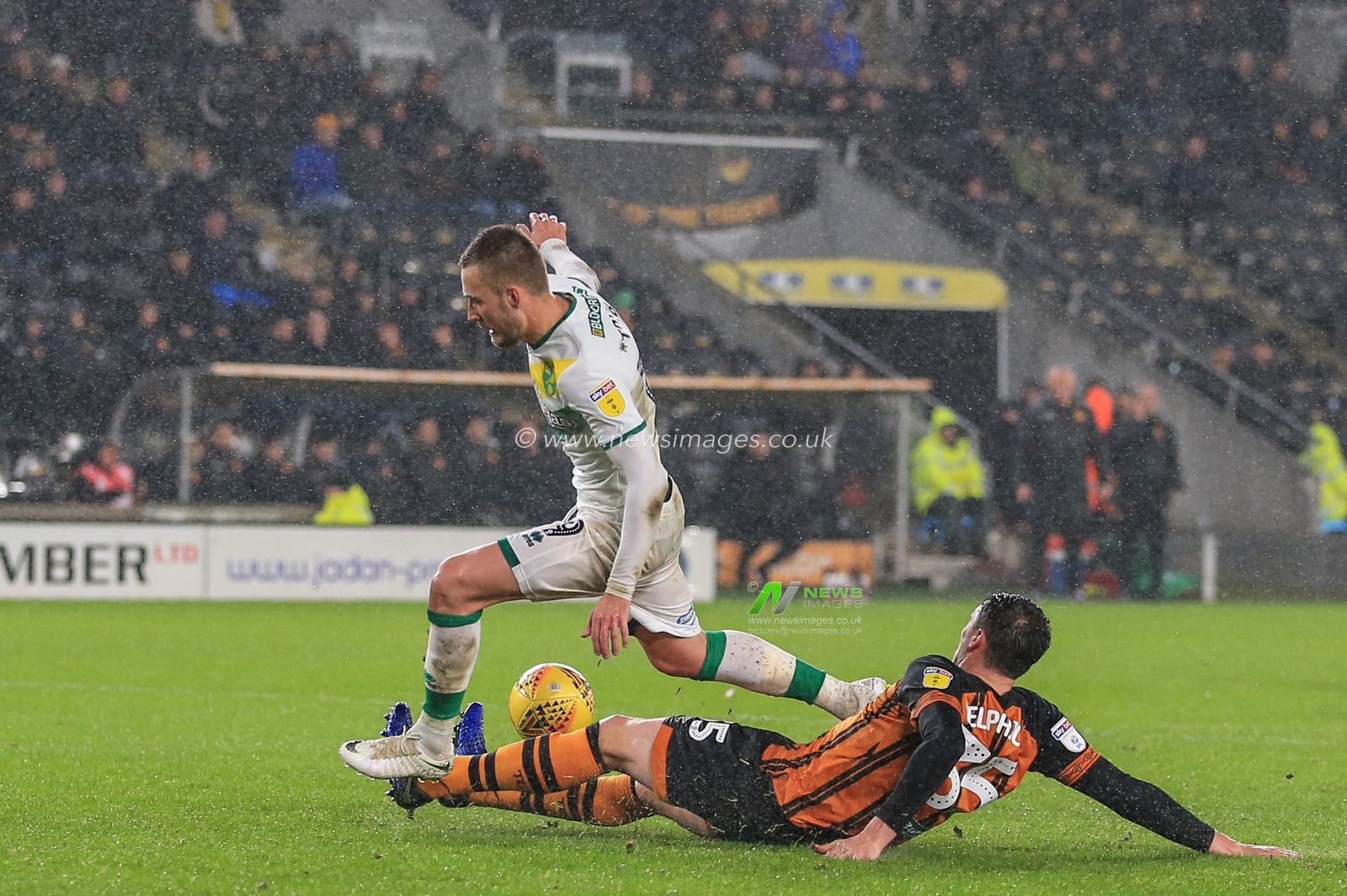 27th November 2018, KCOM Stadium, Hull , England; Sky Bet Championship, Hull City v Norwich City ; Tommy Elphick (35) of Hull City slides in to win the ball from Tom Trybull (19) of Norwich City 

Credit:   Mark Cosgrove/News Images

English Football League images are subject to DataCo Licence