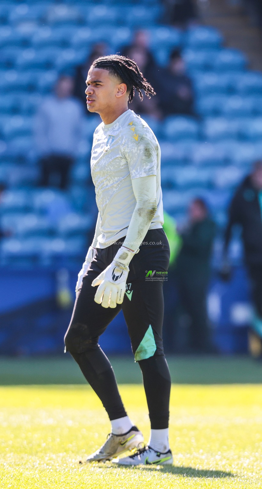 Pierce Charles Sheffield Wednesday Goalkeeper during the Sky Bet Championship match Sheffield Wednesday vs Hull City at Hillsborough, Sheffield, United Kingdom, 5th April 2025

(Photo by Richard Bierton/News Images)