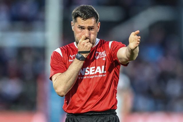 Referee Aaron Moore gives instructions during the Betfred Super League Round 8 match Wakefield Trinity vs Castleford Tigers at DIY Kitchens Stadium, Wakefield, United Kingdom, 17th April 2025

(Photo by Alfie Cosgrove/News Images)