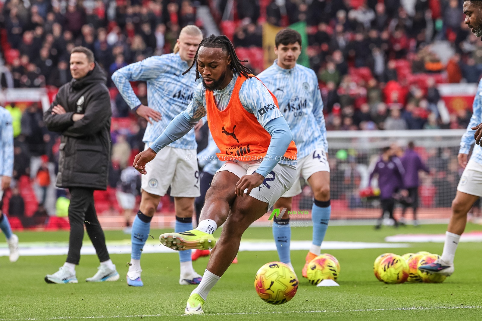Antoine Semenyo of Manchester City in the pregame warmup session during the Premier League match Manchester United vs Manchester City at Old Trafford, Manchester, United Kingdom, 17th January 2026

(Photo by Mark Cosgrove/News Images)