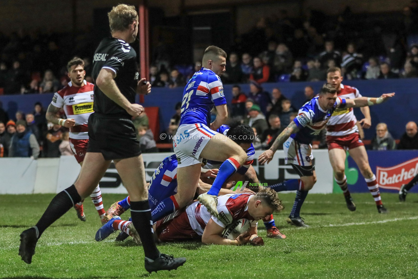 12th April 2019 , The Mobile Rocket Stadium, Wakefield, England;  Betfred Super League, Round 10, Wakefield Trinity vs Wigan Warriors  ; George Williams (6) of Wigan Warriors goes over for a try 

Credit: Mark Cosgrove/News Images