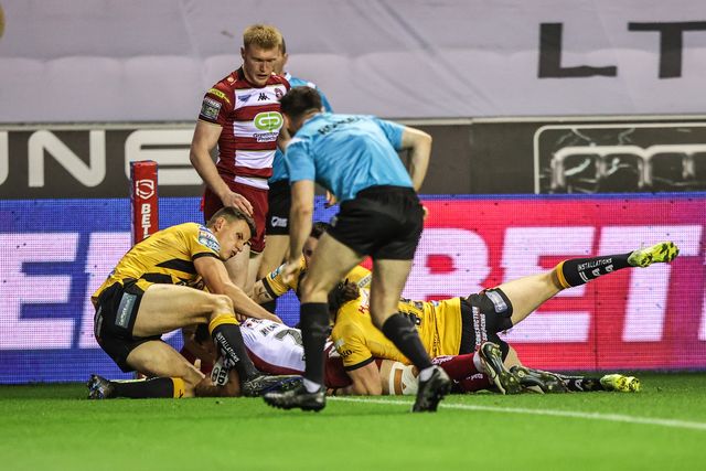 Abbas Miski of Wigan Warriors goes over for a try during the Betfred Super League Round 26 match Wigan Warriors vs Castleford Tigers at The Brick Community Stadium, Wigan, United Kingdom, 12th September 2025

(Photo by Alfie Cosgrove/News Images)