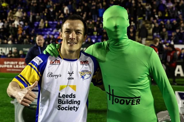 Leeds professional boxer Josh Warrington and the Wire Flyer after a half time race during the Betfred Super League Round 6 match Warrington Wolves vs Leeds Rhinos at Halliwell Jones Stadium, Warrington, United Kingdom, 28th March 2025

(Photo by Mark Cosgrove/News Images)