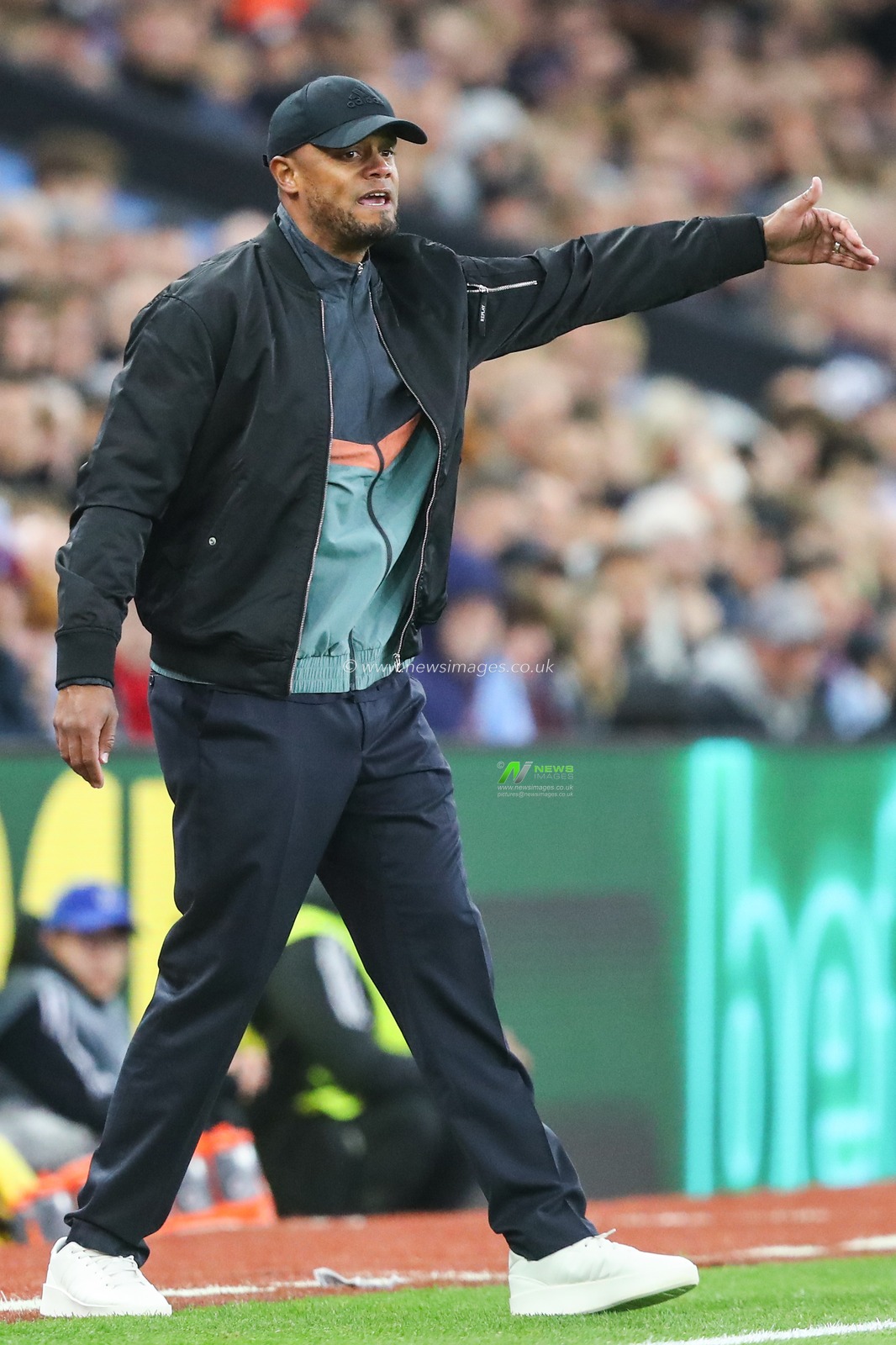 Vincent Kompany manager of Bayern Munich gives his players instructions during the UEFA Champions League League Stage match Aston Villa vs Bayern Munich at Villa Park, Birmingham, United Kingdom, 2nd October 2024

(Photo by Gareth Evans/News Images)