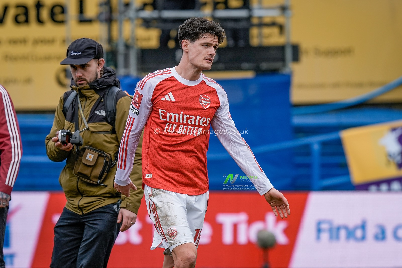 Christian Nørgaard of Arsenal applauds the fans after the final whistle  during the Emirates FA Cup fifth round match Mansfield Town vs Arsenal at One Call Stadium, Mansfield, United Kingdom on 07 March 2026

(Photo by Maynard Manyowa/News Images)