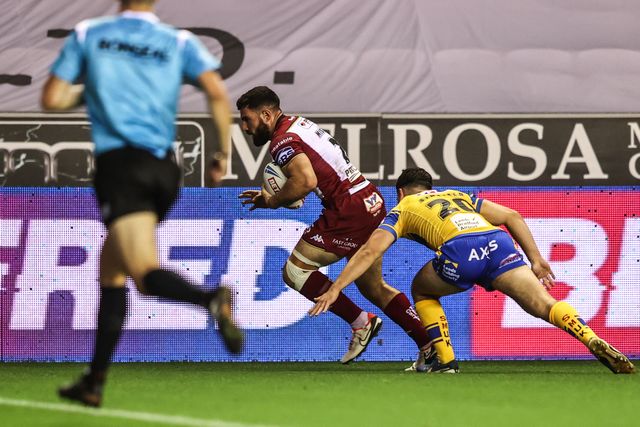 Abbas Miski of Wigan Warriors goes over for a try to make it 4-0 during the Betfred Super League round 27 match Wigan Warriors vs Leeds Rhinos at The Brick Community Stadium, Wigan, United Kingdom, 19th September 2025

(Photo by Alfie Cosgrove/News Images)