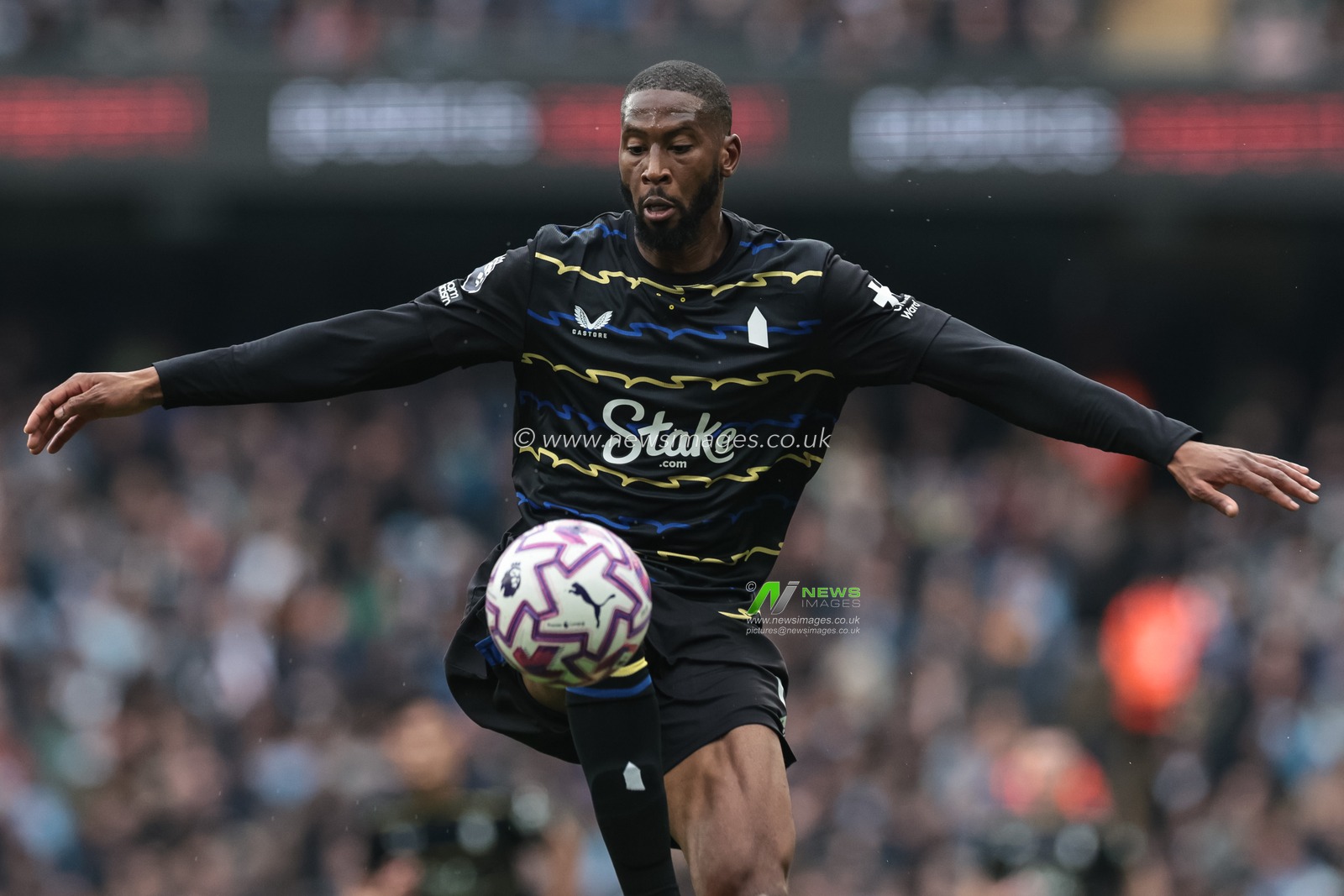 Beto of Everton in action during the Premier League match Manchester City vs Everton at Etihad Stadium, Manchester, United Kingdom, 18th October 2025

(Photo by Mark Cosgrove/News Images)