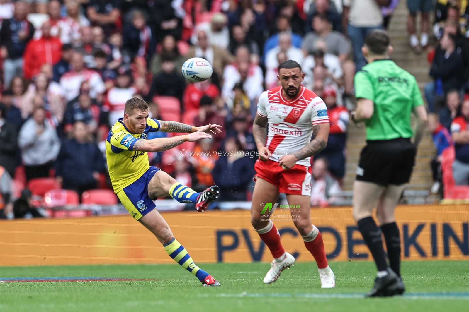 Marc Sneyd of Warrington Wolves in action during the Betfred Challenge Cup Final Warrington Wolves vs Hull KR at Wembley Stadium, London, United Kingdom, 7th June 2025

(Photo by Mark Cosgrove/News Images)