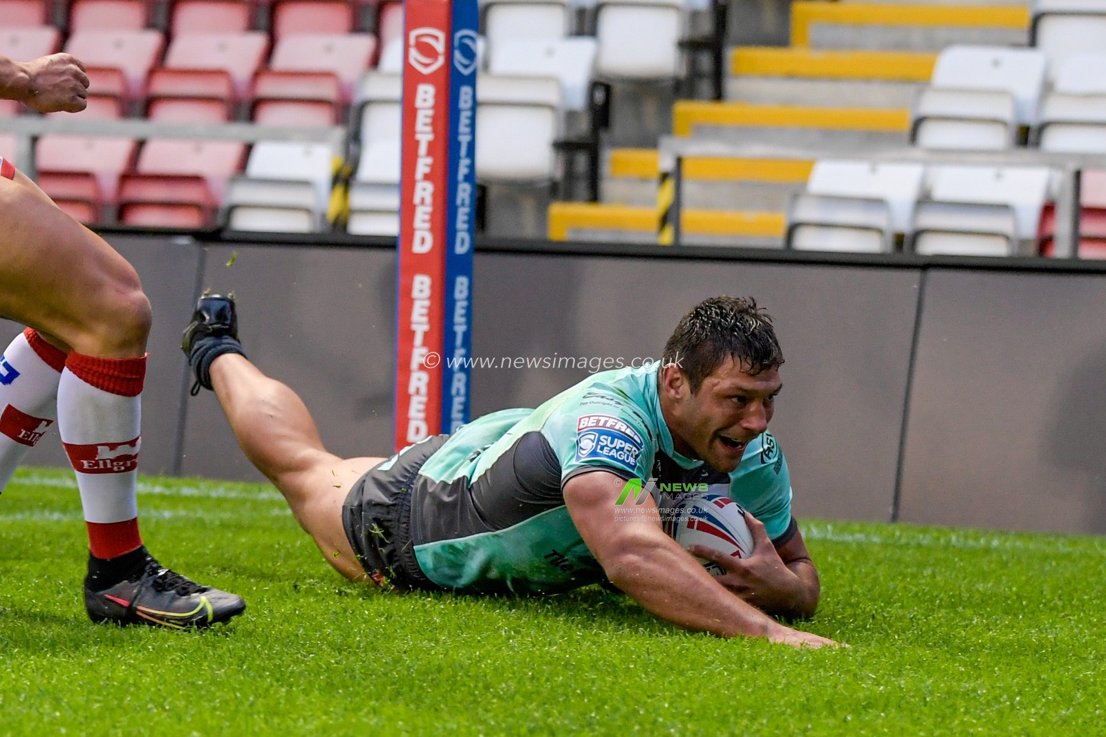 Ryan Hall (5) of Hull KR goes over for a try to make it 28-32