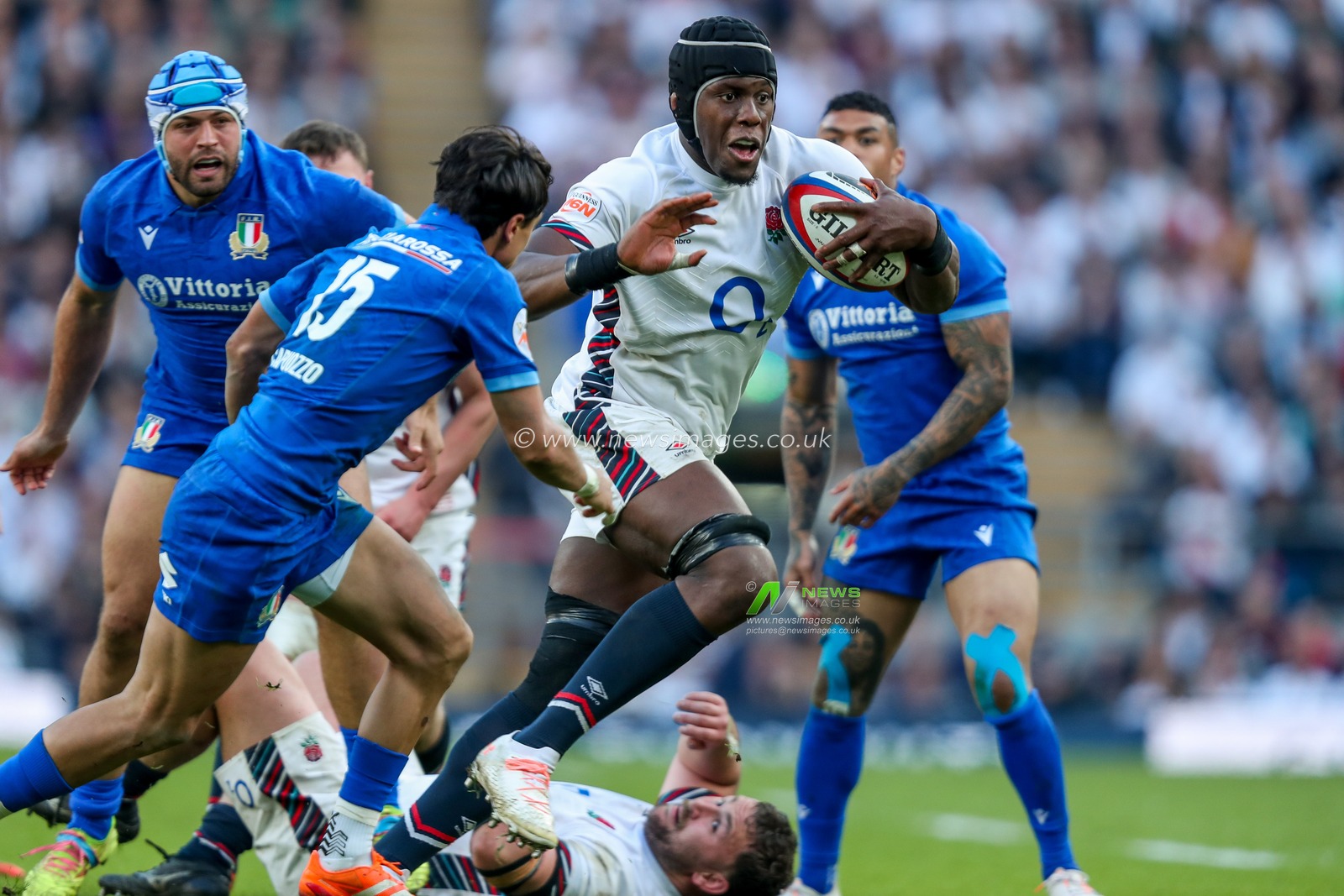 Maro Itoje of England breaks with the ball during the 2025 Guinness 6 Nations match England vs Italy at Allianz Stadium, Twickenham, United Kingdom, 9th March 2025

(Photo by Izzy Poles/News Images)