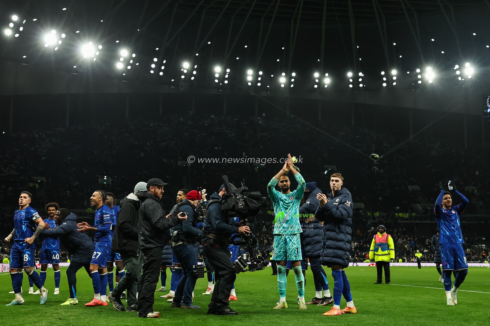 Chelsea players celebrates with the fans after the Premier League match Tottenham Hotspur vs Chelsea at Tottenham Hotspur Stadium, London, United Kingdom, 8th December 2024

(Photo by Mark Cosgrove/News Images)