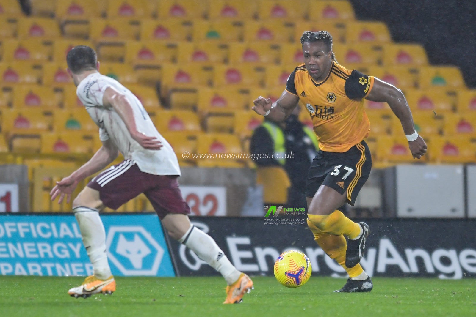 Adama Traore #37 of Wolverhampton Wanderers looks to run past Cedric Soares #17 of Arsenal