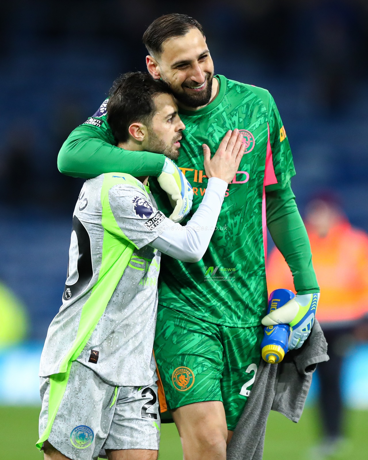 Bernardo Silva of Manchester City and Manchester City goalkeeper Gianluigi Donnarumma celebrates 0-1 win after the Premier League match Burnley vs Manchester City at Turf Moor, Burnley, United Kingdom on 22 April 2026

(Photo by Jorge Horsted/News Images)