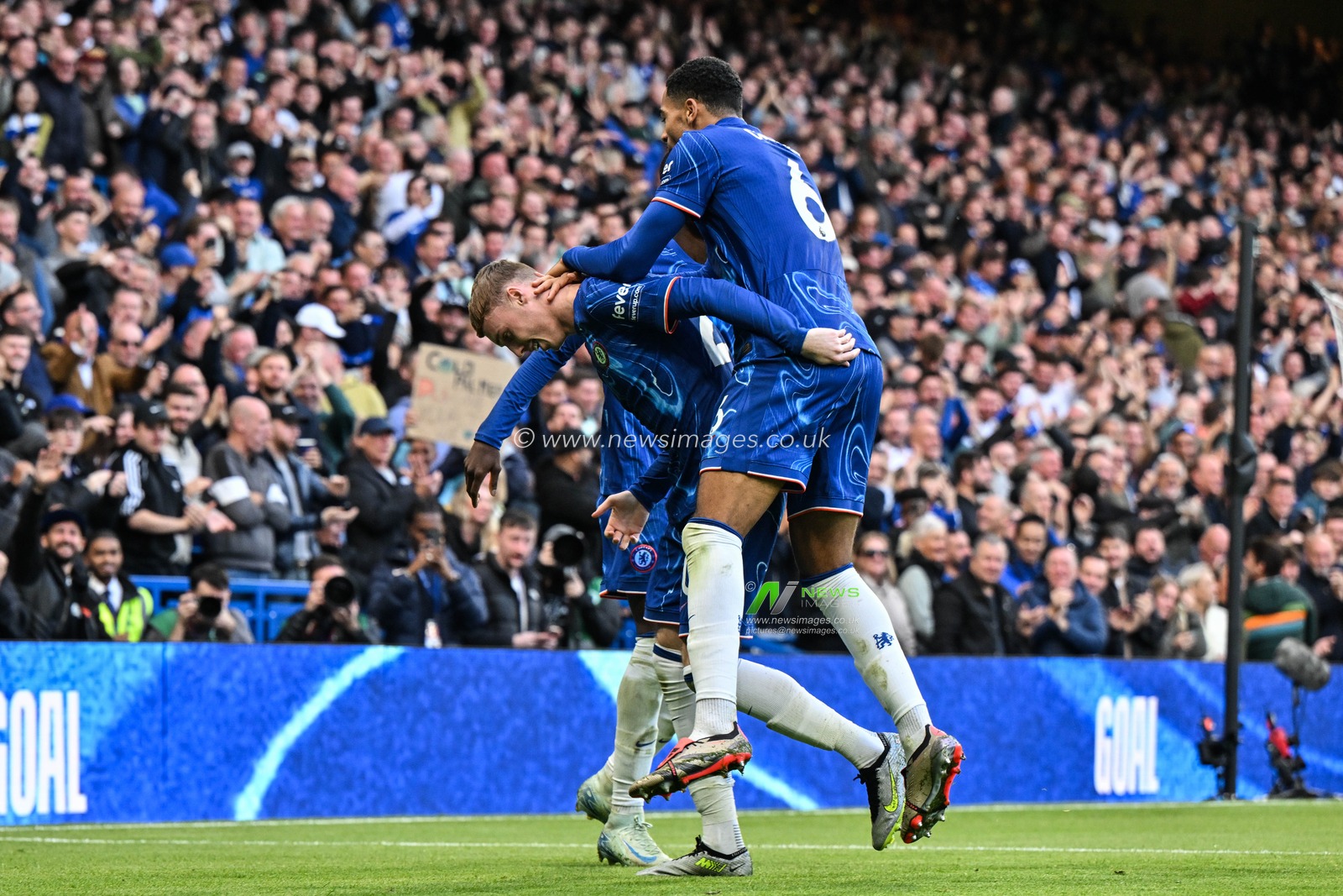 Cole Palmer of Chelsea celebrates his goal to make it 2-1 during the Premier League match Chelsea vs Newcastle United at Stamford Bridge, London, United Kingdom, 27th October 2024

(Photo by Cody Froggatt/News Images)