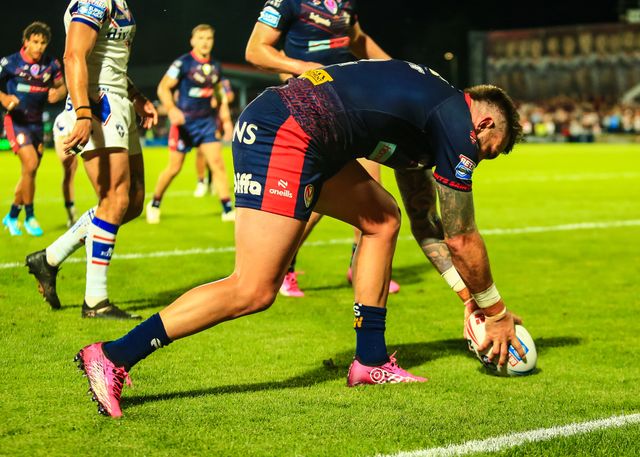 Kyle Feldt of St. Helens goes over for a try during the Betfred Super League round 21 match Wakefield Trinity vs St Helens at DIY Kitchens Stadium, Wakefield, United Kingdom, 8th August 2025

(Photo by Richard Bierton/News Images)