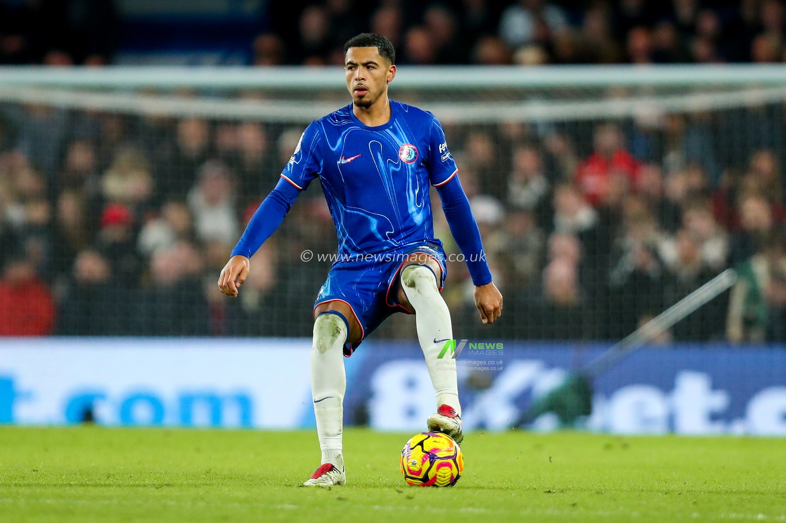 Levi Colwill of Chelsea runs with the ball during the Premier League match Chelsea vs Fulham at Stamford Bridge, London, United Kingdom, 26th December 2024

(Photo by Izzy Poles/News Images)