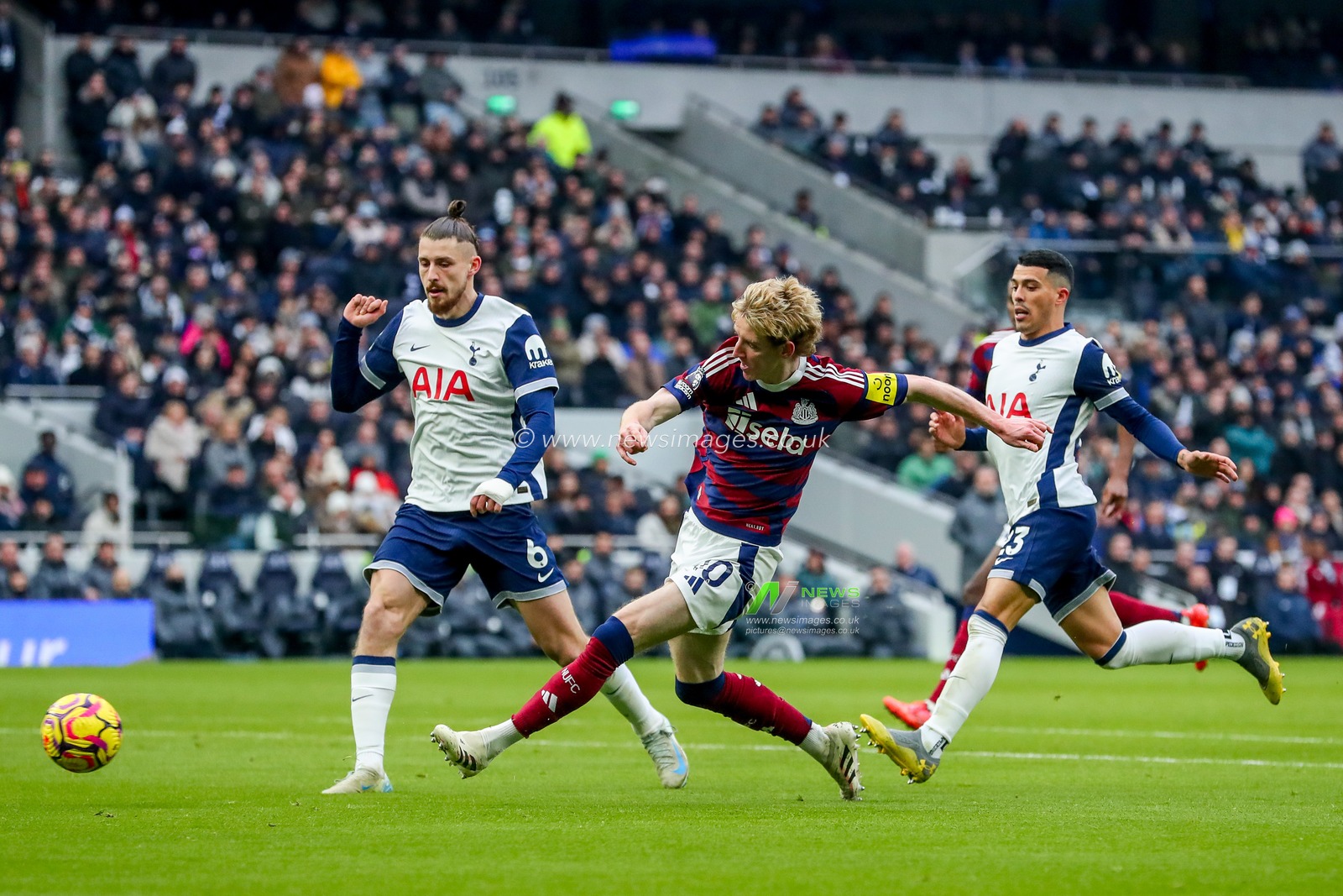 Anthony Gordon of Newcastle United shoots during the Premier League match Tottenham Hotspur vs Newcastle United at Tottenham Hotspur Stadium, London, United Kingdom, 4th January 2025

(Photo by Izzy Poles/News Images)