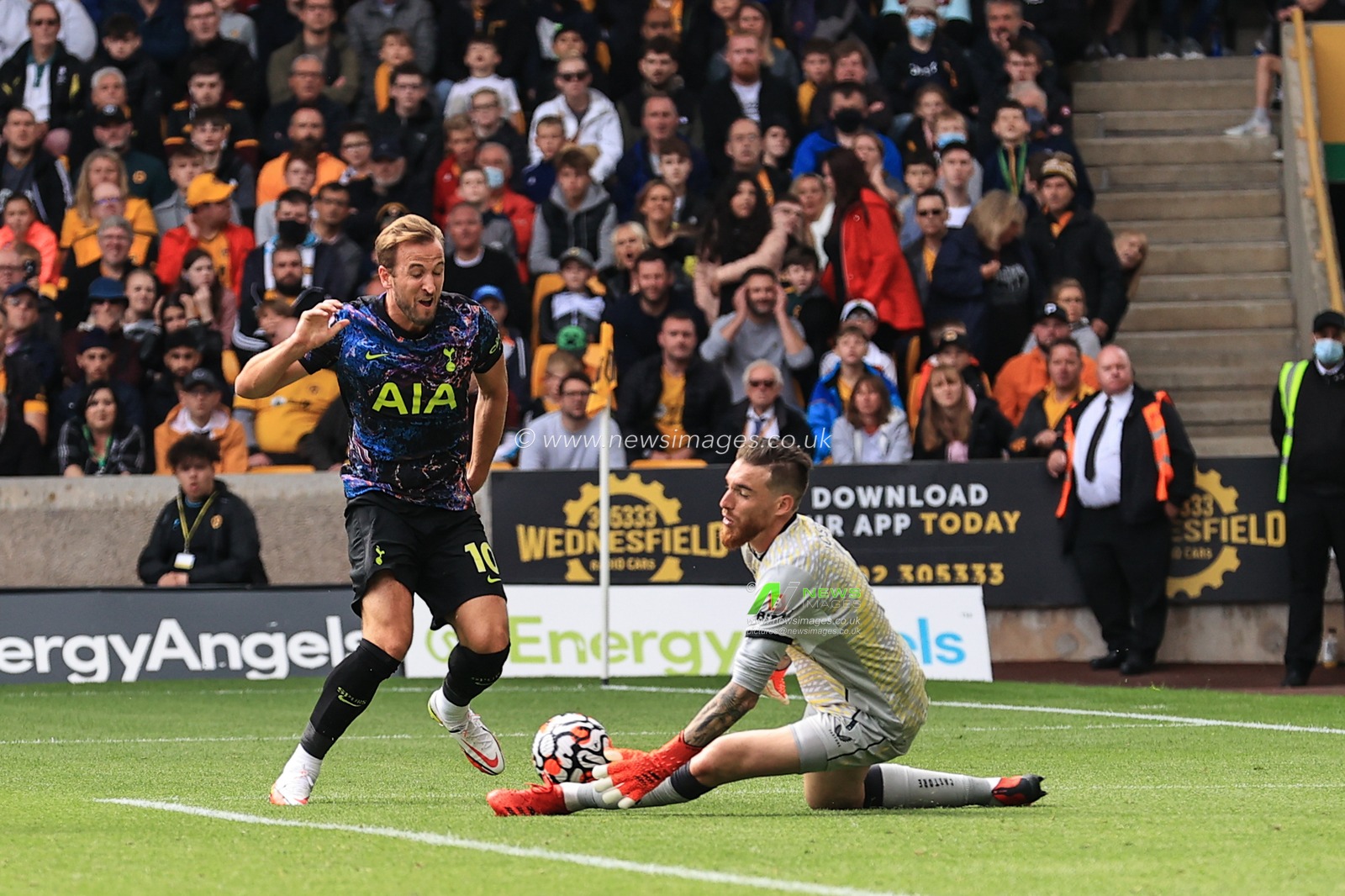 Jose Sa #1 of Wolverhampton Wanderers saves a shot from Harry Kane #10 of Tottenham Hotspur