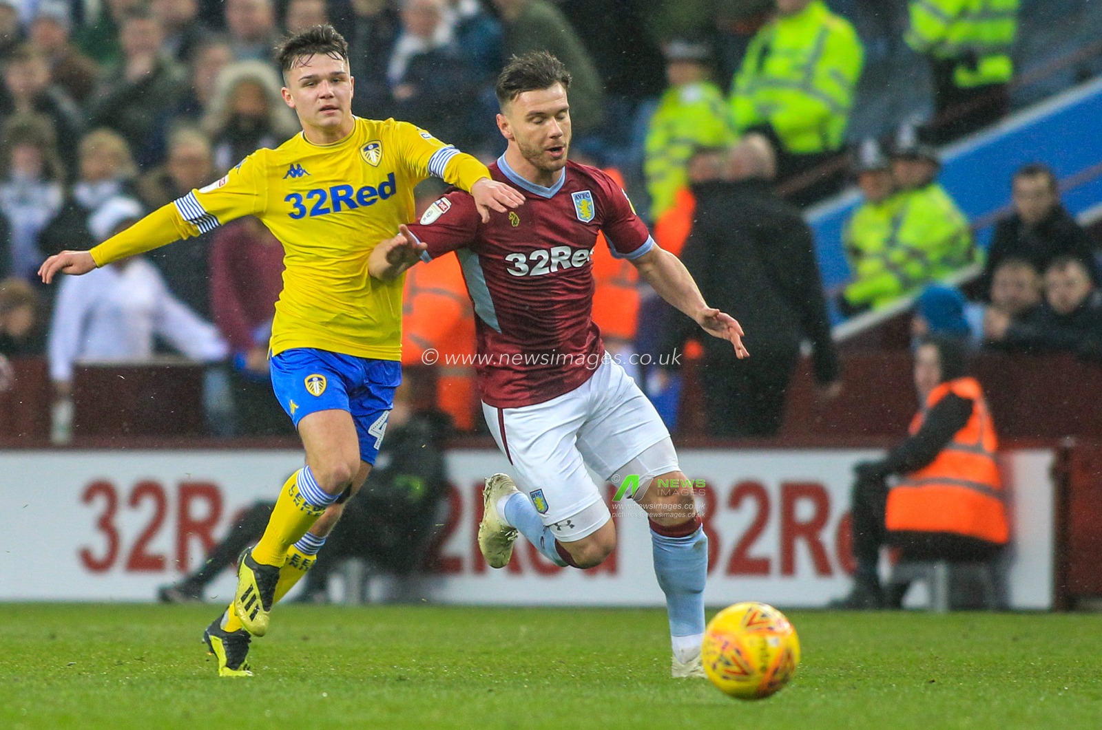 23rd December 2018, Villa Park, Birmingham, England ; Sky Bet Championship, Aston Villa vs Leeds United : 
John McGinn (07) of Aston Villa holds off Leif Davis (40) of Leeds Utd
Credit: Craig Milner/News Images

English Football League images are subject to DataCo Licence