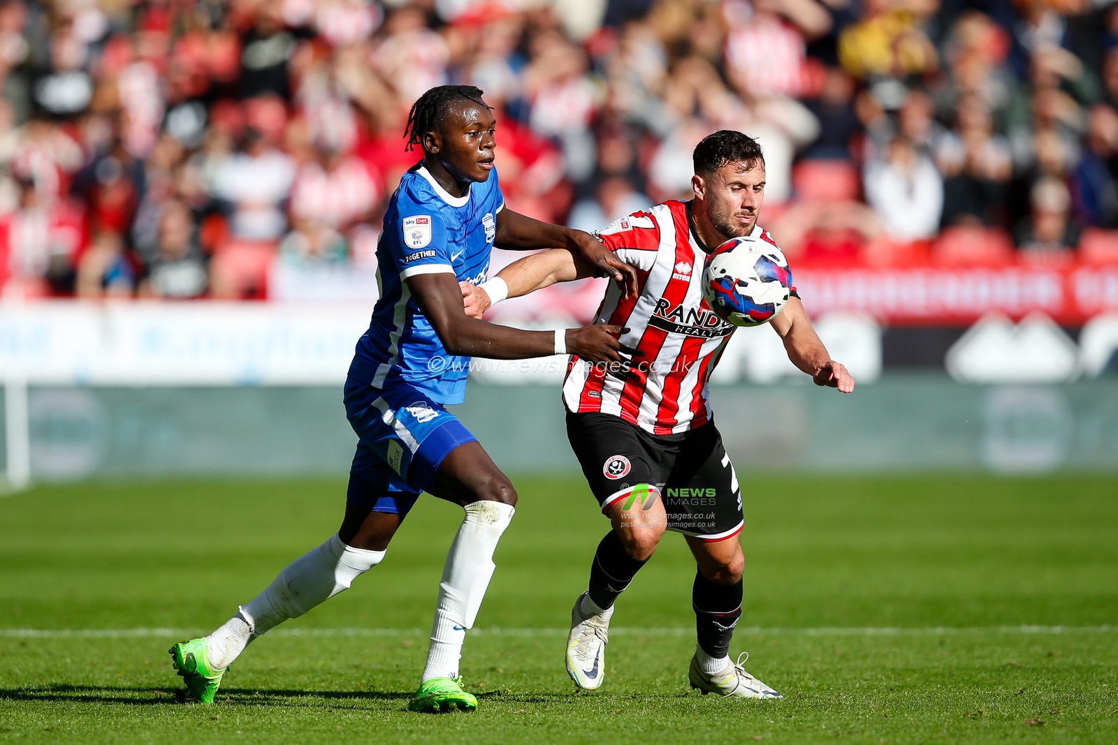 George Baldock #2 of Sheffield United and Emmanuel Longelo #23 of Birmingham City during the Sky Bet Championship match Sheffield United vs Birmingham City at Bramall Lane, Sheffield, United Kingdom, 1st October 2022

(Photo by Ben Early/News Images)
