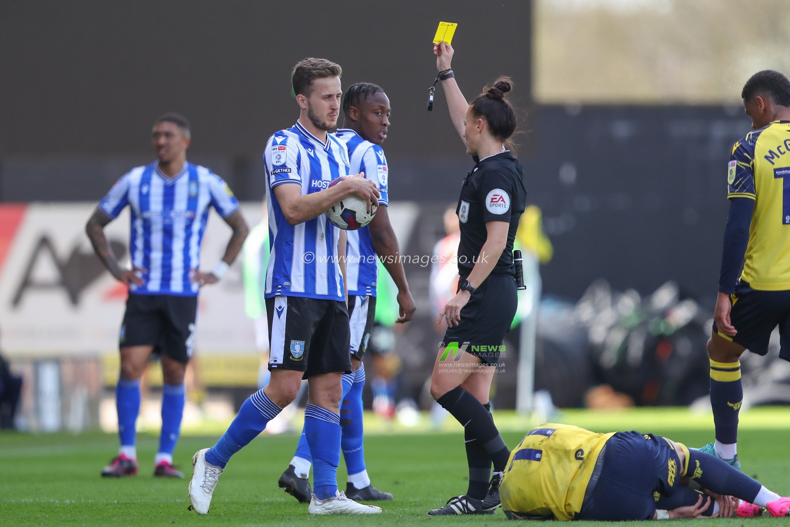 Will Vaulks #4 of Sheffield Wednesday receives a yellow card from referee Rebecca Welch during the Sky Bet League 1 match Oxford United vs Sheffield Wednesday at Kassam Stadium, Oxford, United Kingdom, 7th April 2023

(Photo by Gareth Evans/News Images)