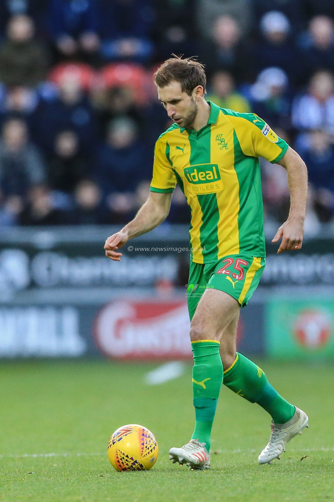 22nd December 2018, New York Stadium, Rotherham, England; Sky Bet Championship Rotherham Utd v West Bromwich Albion ; Craig Dawson (25) of West Brom with the ball 


Credit: Mark Cosgrove/News Images

English Football League images are subject to DataCo Licence
