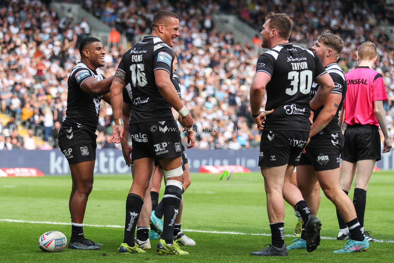 Kane Evans #16 of Hull FC celebrates his try