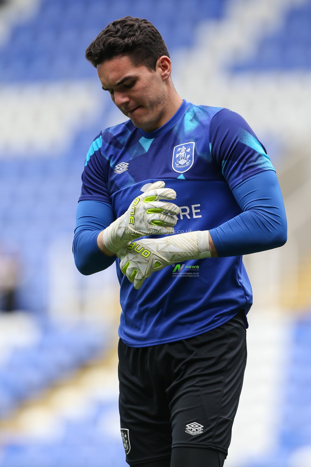 Lee Nicholls #21 of Huddersfield Town during the Sky Bet Championship match Reading vs Huddersfield Town at Select Car Leasing Stadium, Reading, United Kingdom, 1st October 2022

(Photo by Arron Gent/News Images)