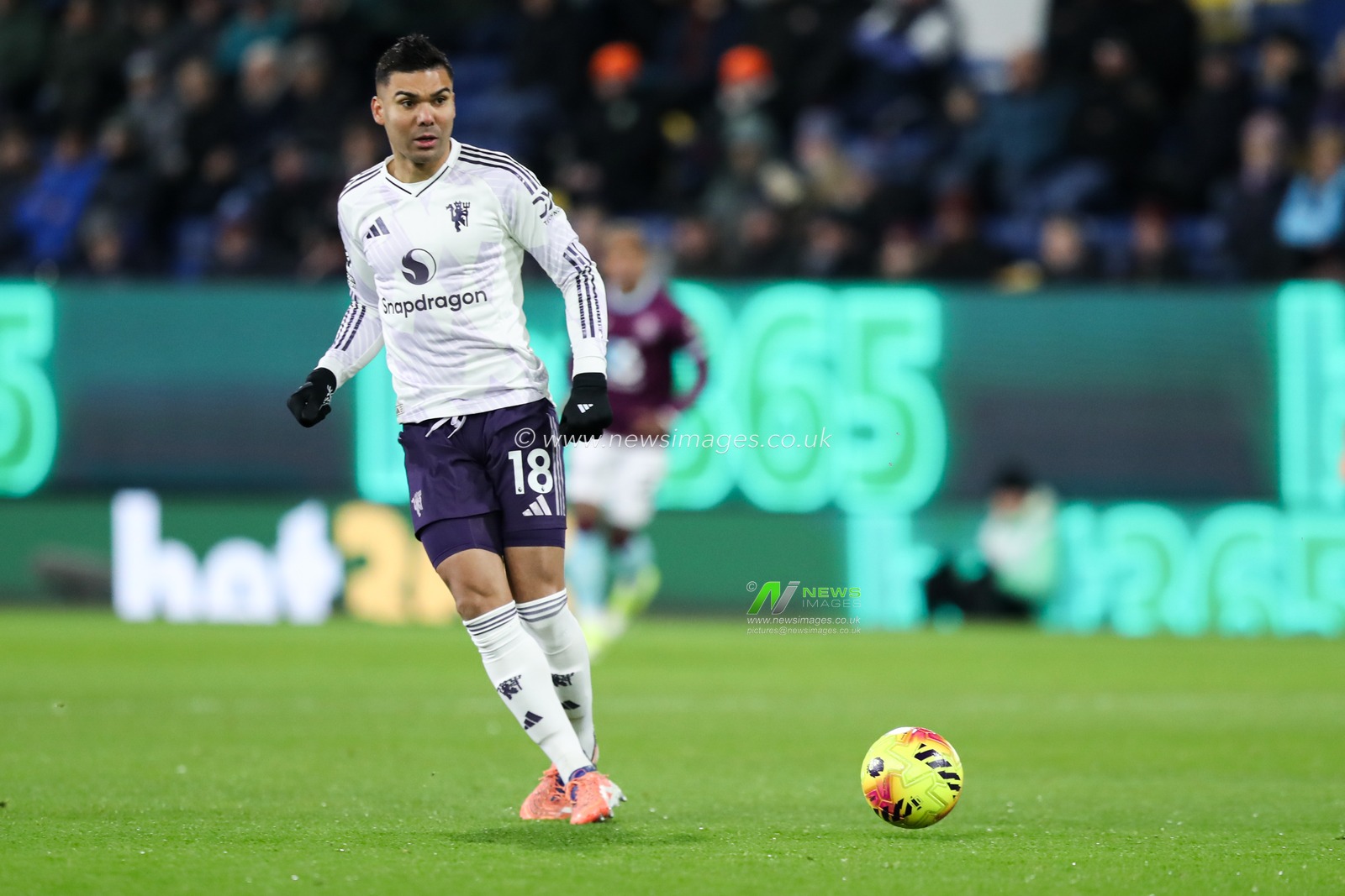 Casemiro of Manchester United passes the ball during the Premier League match Burnley vs Manchester United at Turf Moor, Burnley, United Kingdom, 7th January 2026

(Photo by Jorge Horsted/News Images)

*** GER AUT SUI OUT ***
