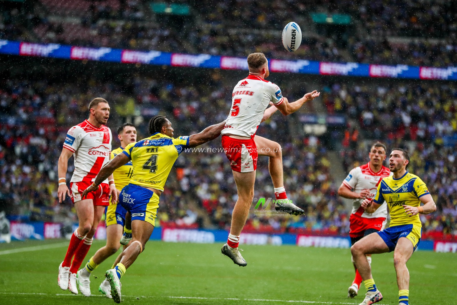 Joe Burgess of Hull KR catches the ball during the Betfred Challenge Cup Final Warrington Wolves vs Hull KR at Wembley Stadium, London, United Kingdom, 7th June 2025

(Photo by Izzy Poles/News Images)