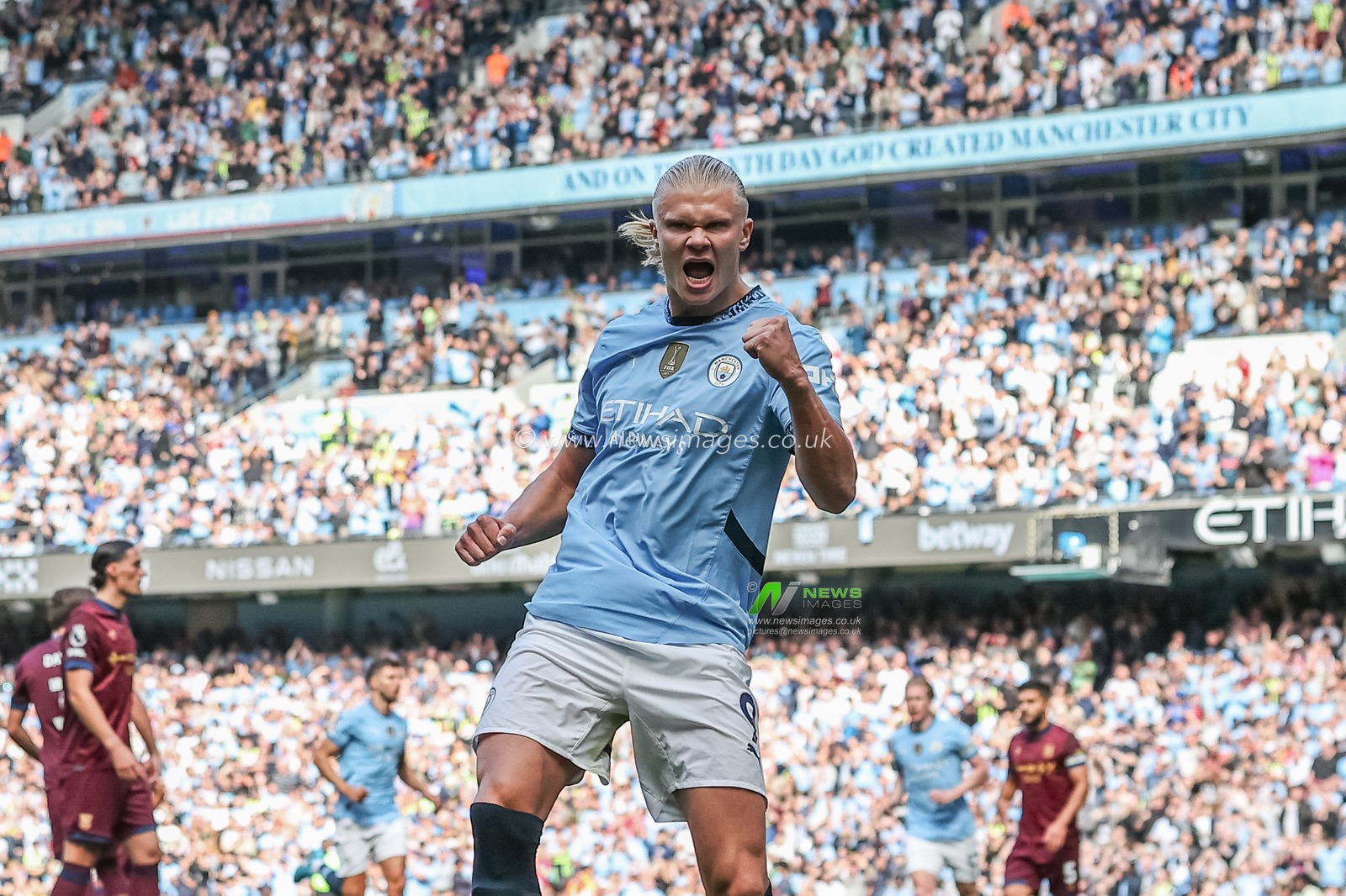 Erling Haaland of Manchester City celebrates his goal to make it 1-1 during the Premier League match Manchester City vs Ipswich Town at Etihad Stadium, Manchester, United Kingdom, 24th August 2024

(Photo by Mark Cosgrove/News Images)