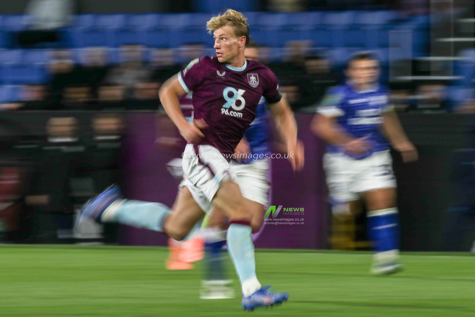 Zian Flemming of Burnley during the Carabao Cup round 3 match Burnley vs Cardiff City at Turf Moor, Burnley, United Kingdom, 23rd September 2025

(Photo by Jorge Horsted/News Images)