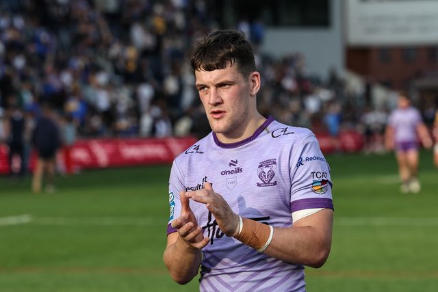 Josh Thewlis of Warrington Wolves applauds the traveling fans during the Betfred Super League Round 14 Leeds Rhinos v Warrington Wolves at Headingley Stadium, Leeds, United Kingdom, 14th June 2025

(Photo by Mark Cosgrove/News Images)