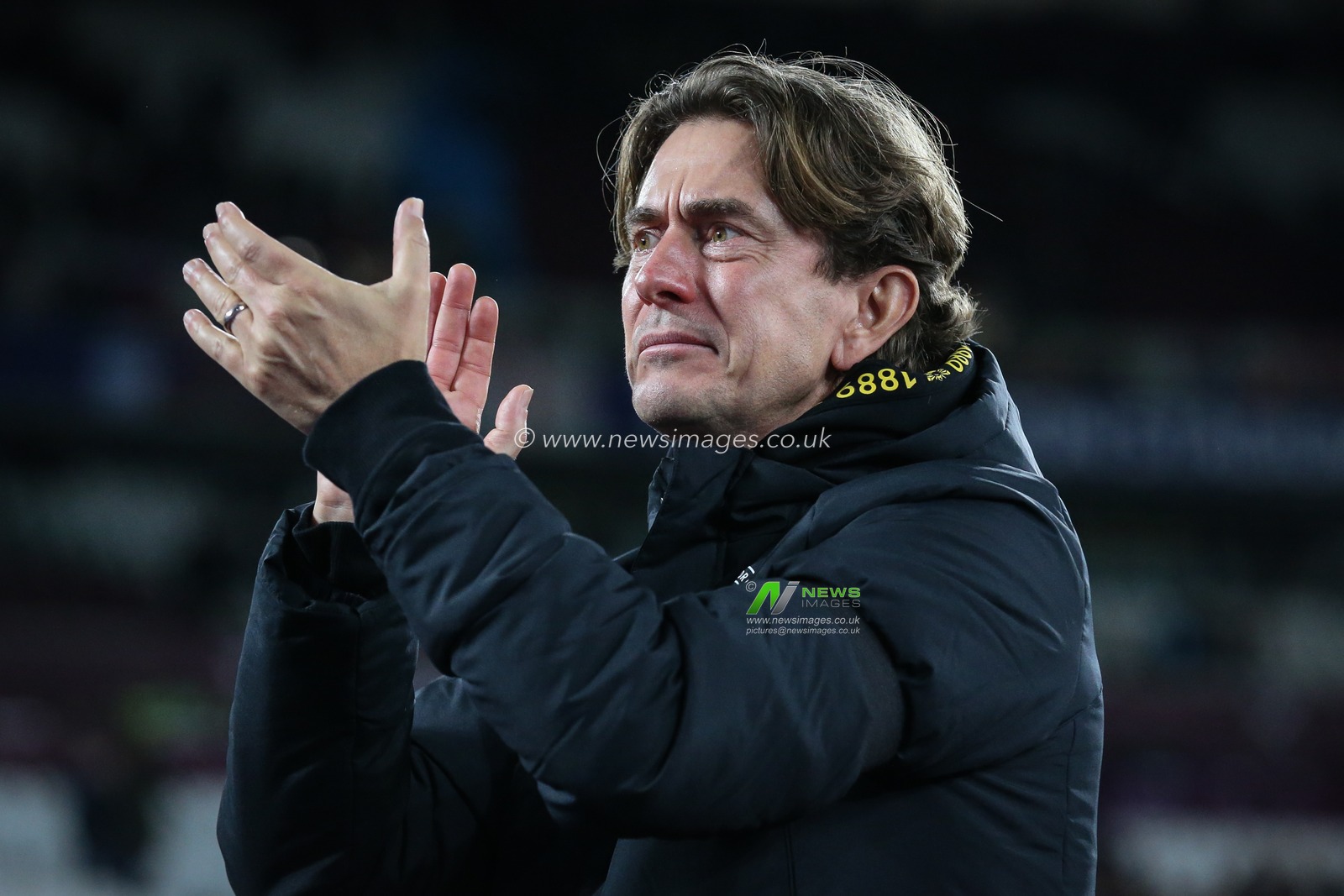 Thomas Frank manager of Brentford claps his hands and applauds the supporters at full-time after the Premier League match West Ham United vs Brentford at London Stadium, London, United Kingdom, 30th December 2022

(Photo by Arron Gent/News Images)