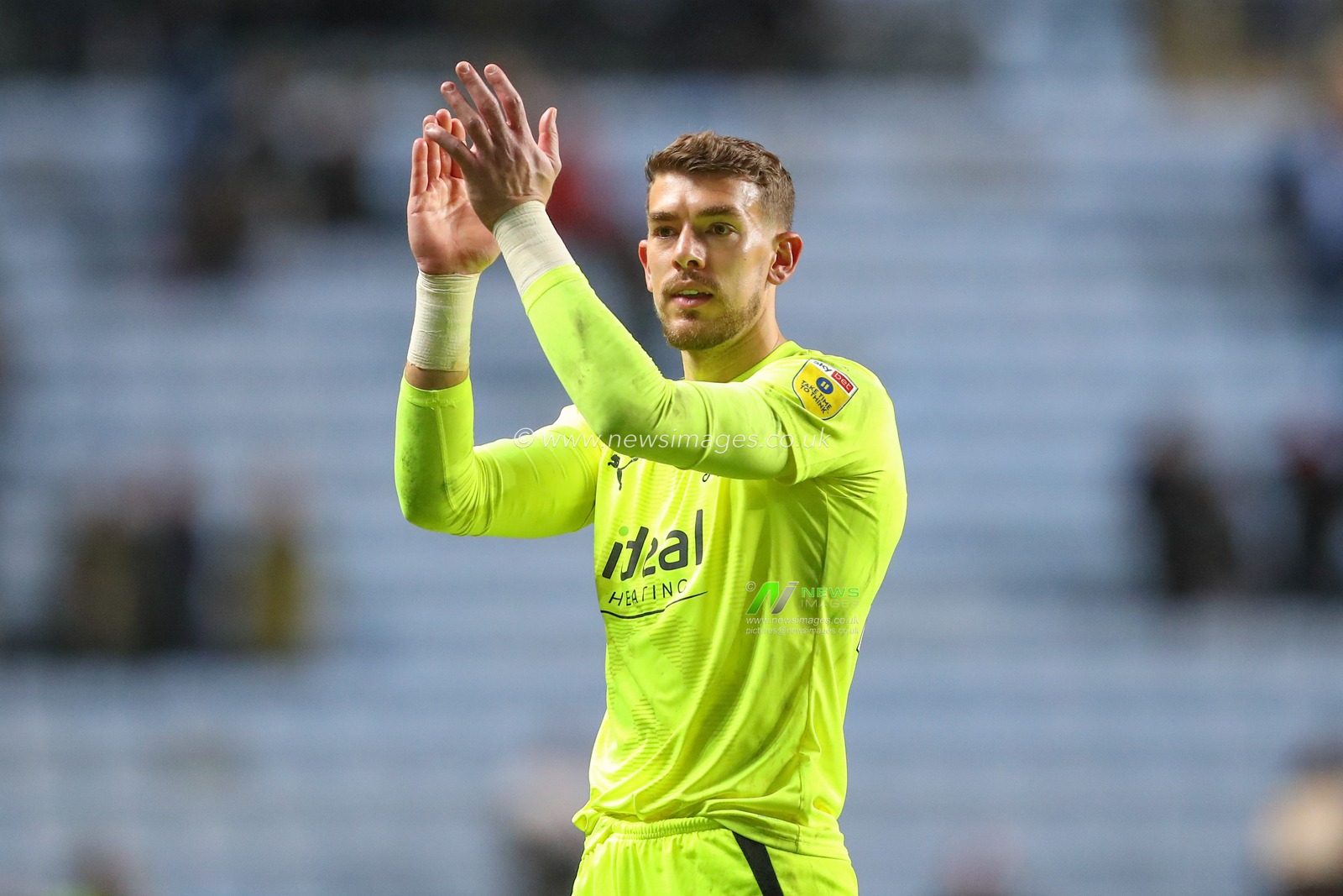 Alex Palmer #24 of West Bromwich Albion applauds the travelling fans after the Sky Bet Championship match Coventry City vs West Bromwich Albion at Coventry Building Society Arena, Coventry, United Kingdom, 21st December 2022

(Photo by Gareth Evans/News Images)