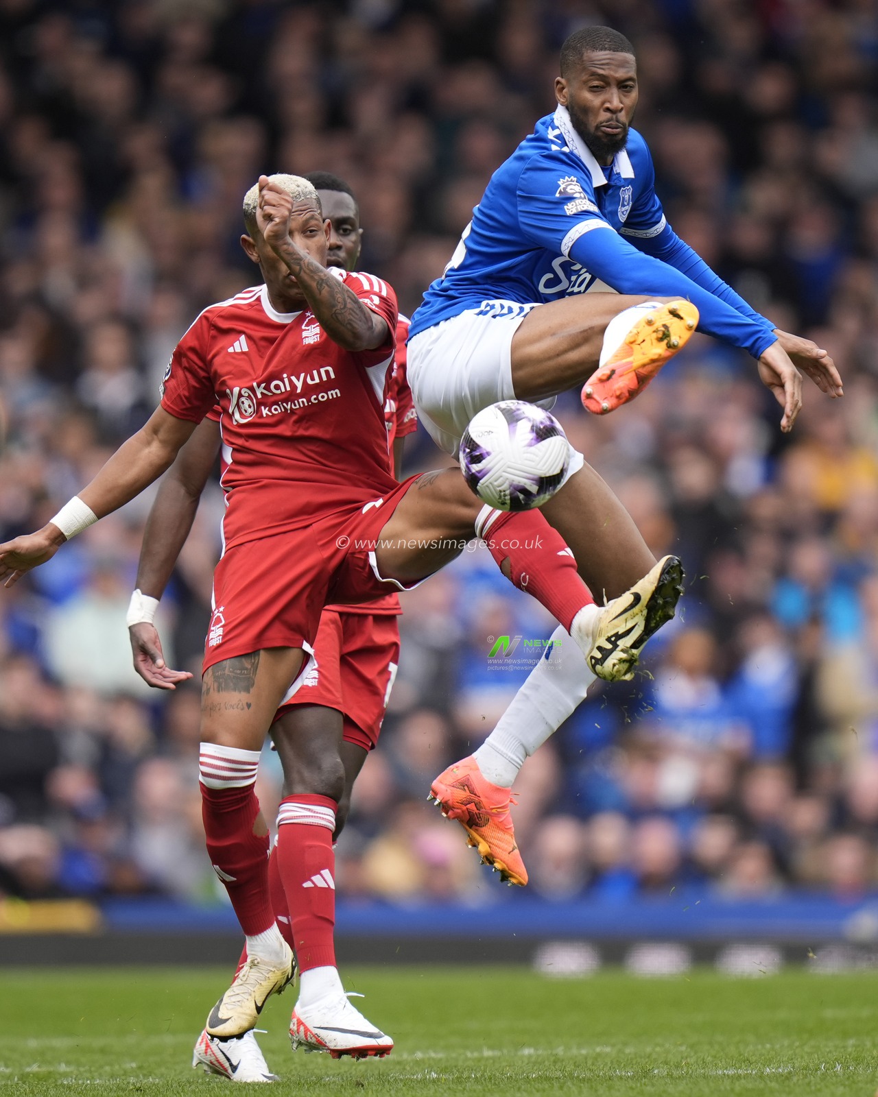 Danilo of Nottingham Forest competes for the ball with Beto of Everton during the Premier League match Everton vs Nottingham Forest at Goodison Park, Liverpool, United Kingdom, 21st April 2024

(Photo by Steve Flynn/News Images)