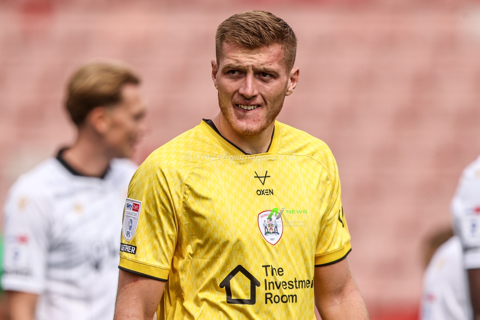 Barnsley goalkeeper Rogan Ravenhill comes out for his League One debut during the Sky Bet League One match Barnsley vs Bromley at Oakwell, Barnsley, United Kingdom on 15 August 2026

(Photo by Alfie Cosgrove/News Images)