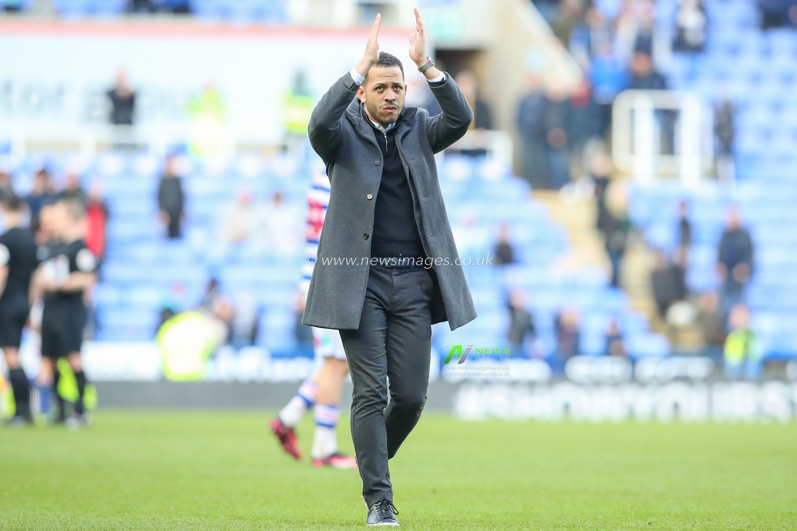 Liam Rosenior manager of Hull City applauds the travelling fans after the Sky Bet Championship match Reading vs Hull City at Select Car Leasing Stadium, Reading, United Kingdom, 18th March 2023

(Photo by Gareth Evans/News Images)