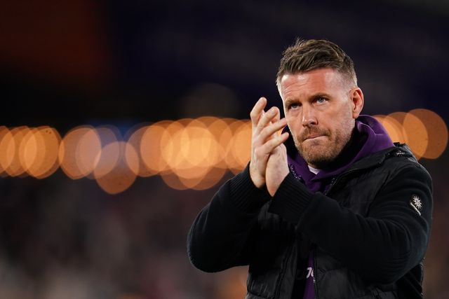 Rob Edwards manager of Wolverhampton Wanderers applauds away support at full time during the Premier League match West Ham United vs Wolverhampton Wanderers at London Stadium, London, United Kingdom on 10 April 2026

(Photo by Harvey Murphy/News Images)