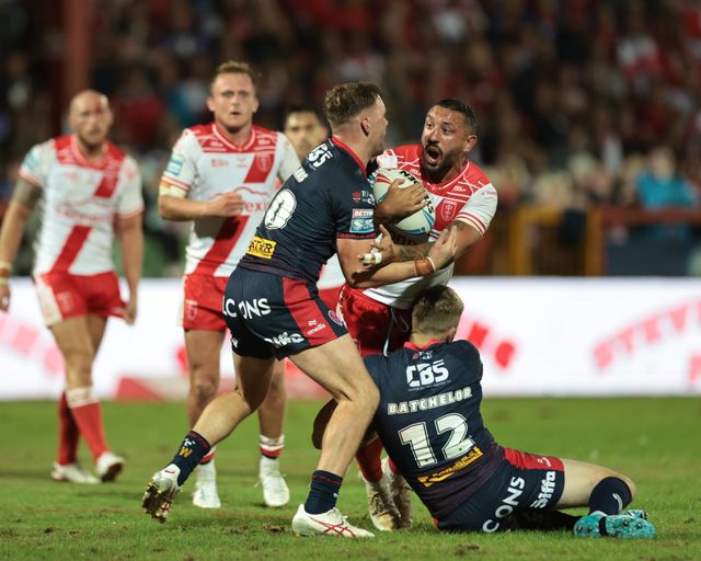 Elliot Minchella of Hull KR is tackled by Matty Lees of St. Helens and Joe Batchelor of St. Helens during the Betfred Super League Round 24 match Hull KR vs St Helens at Sewell Group Craven Park, Kingston upon Hull, United Kingdom, 29th August 2025

(Photo by Mark Cosgrove/News Images)