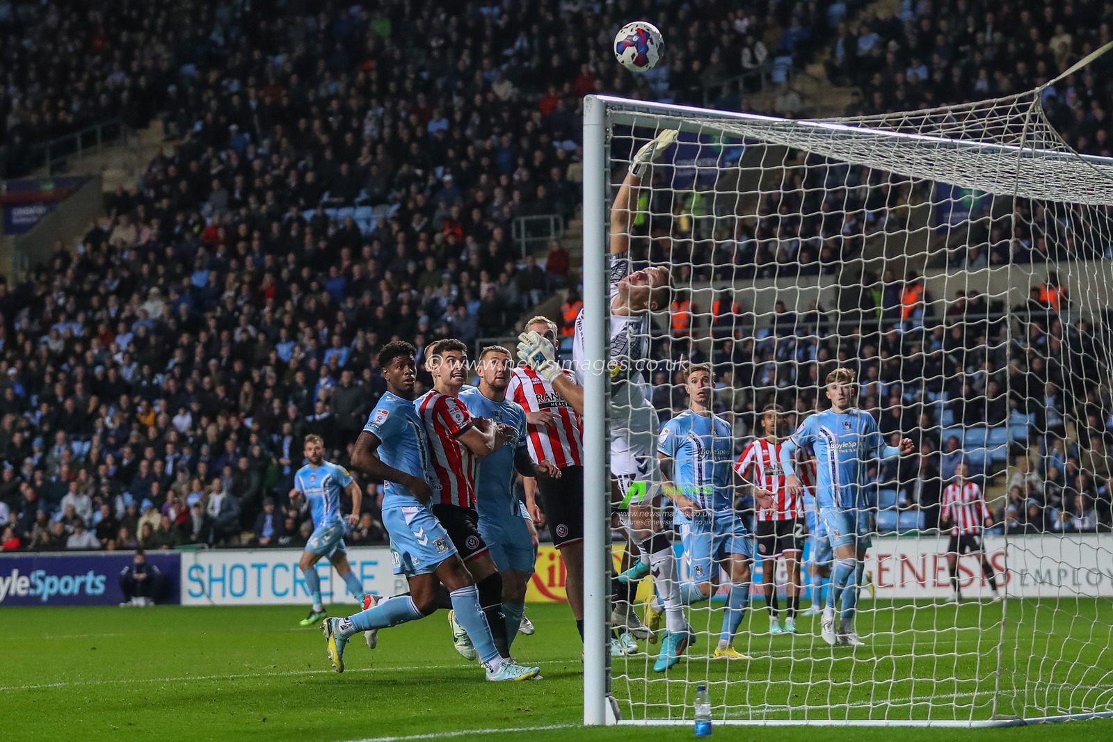 Ben Wilson #13 of Coventry City manages to tip a free kick onto the cross bar during the Sky Bet Championship match Coventry City vs Sheffield United at Coventry Building Society Arena, Coventry, United Kingdom, 19th October 2022

(Photo by Gareth Evans/News Images)
