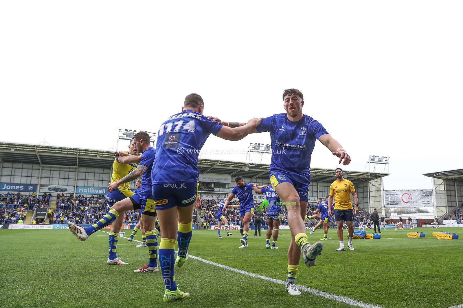 Warrington Wolves players during the pre-game warm up ahead of the Betfred Super League Round 7 match Warrington Wolves vs Hull FC at Halliwell Jones Stadium, Warrington, United Kingdom, 12th April 2025

(Photo by Gareth Evans/News Images)