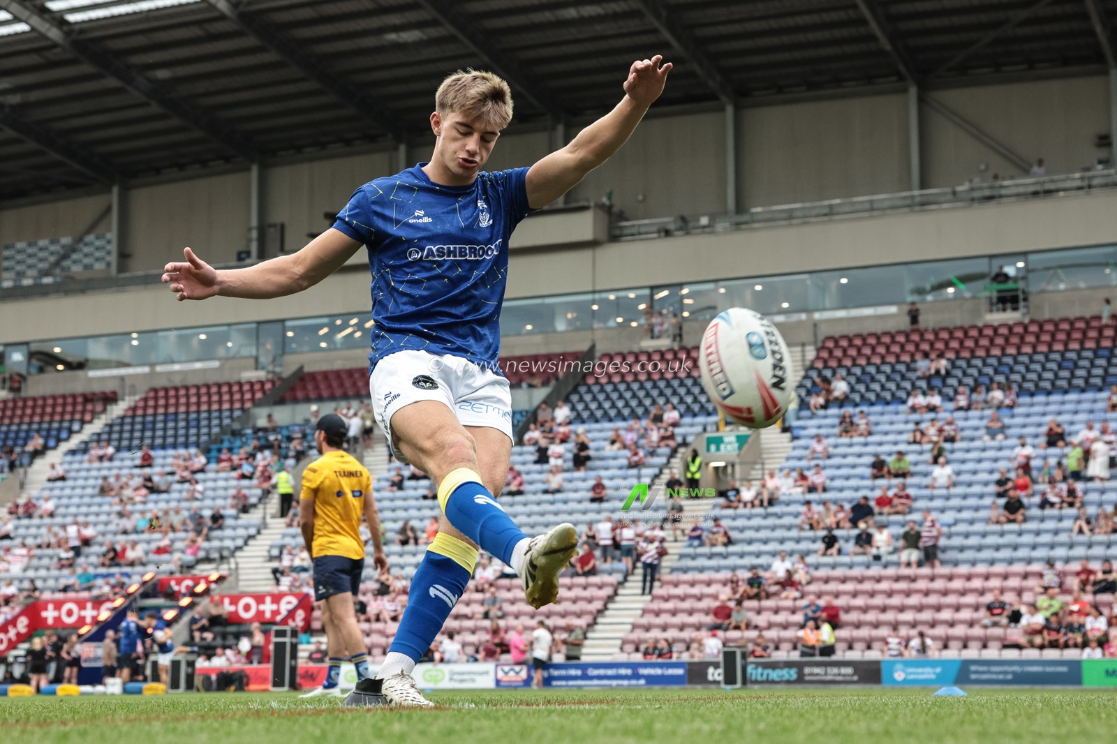 Ewan Irwin of Warrington Wolves in the pre-game warm up during the Betfred Super League round 18 match Wigan Warriors vs Warrington Wolves at The Brick Community Stadium, Wigan, United Kingdom on 10 July 2026

(Photo by Mark Cosgrove/News Images)