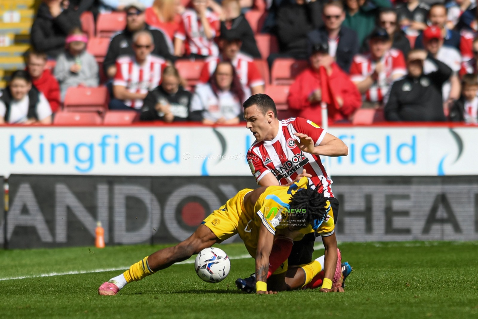 Filip Uremovic #25 of Sheffield United competes with Ovie Ejaria #14 of Reading for the ball