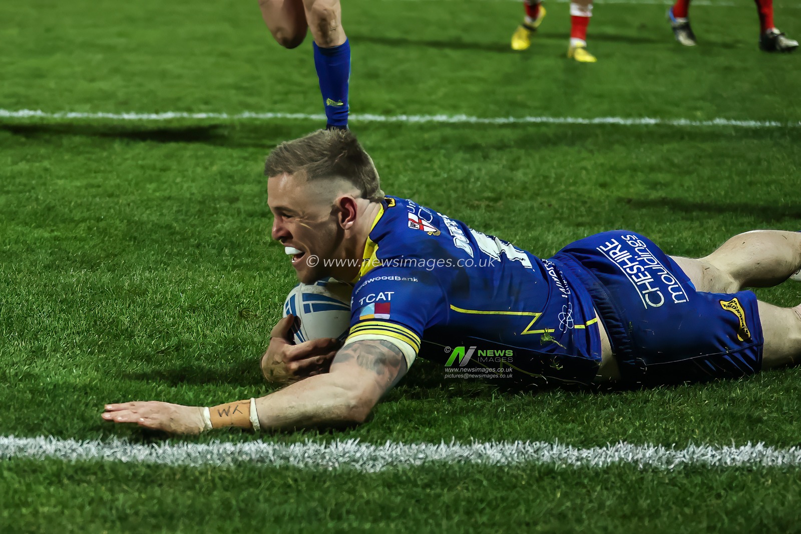 Matt Dufty of Warrington Wolves goes over for a try during the Betfred Super League Round 4 match Hull KR vs Warrington Wolves at Sewell Group Craven Park, Kingston upon Hull, United Kingdom, 7th March 2024

(Photo by Mark Cosgrove/News Images)