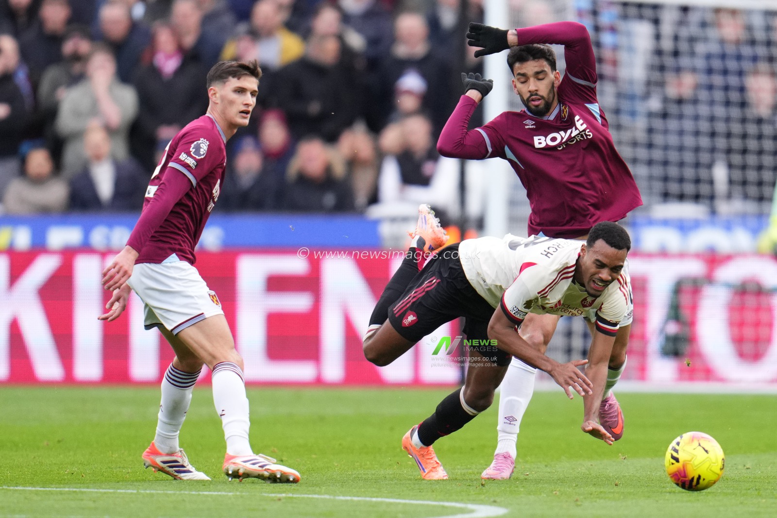 during the Premier League match West Ham United vs Liverpool at London Stadium, London, United Kingdom, 30th November 2025

(Photo by Harvey Murphy/News Images)

*** GER AUT SUI OUT ***