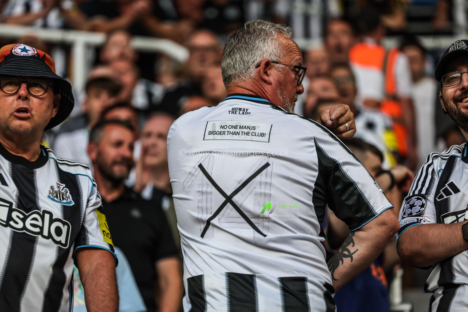 Newcastle fans wear a ‘no one man is bigger than the club’ shirt during the Premier League match Newcastle United vs Liverpool at St. James's Park, Newcastle, United Kingdom, 25th August 2025

(Photo by Mark Cosgrove/News Images)