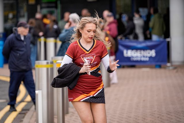 Giants cheerleader run to enter the stadium prior to kick off during the Betfred Super League round 7 match Huddersfield Giants vs York Knights at Accu Stadium, Huddersfield, United Kingdom on 04 April 2026

(Photo by Maynard Manyowa/News Images)